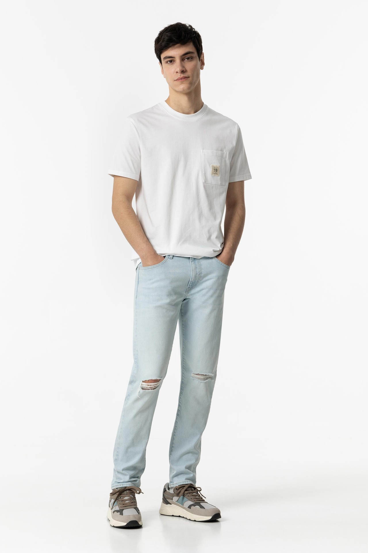 Jeans Dylan Tapered Slim Fit con Rotos