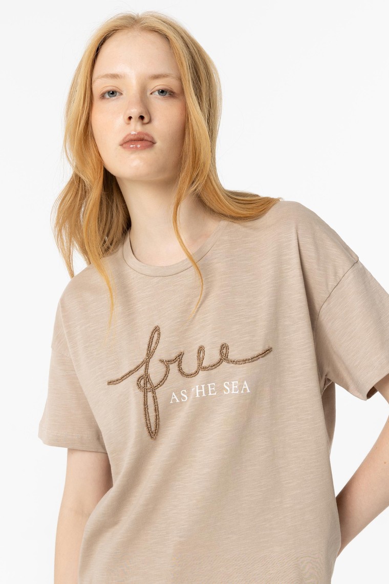 Camiseta con Texto y Abalorios