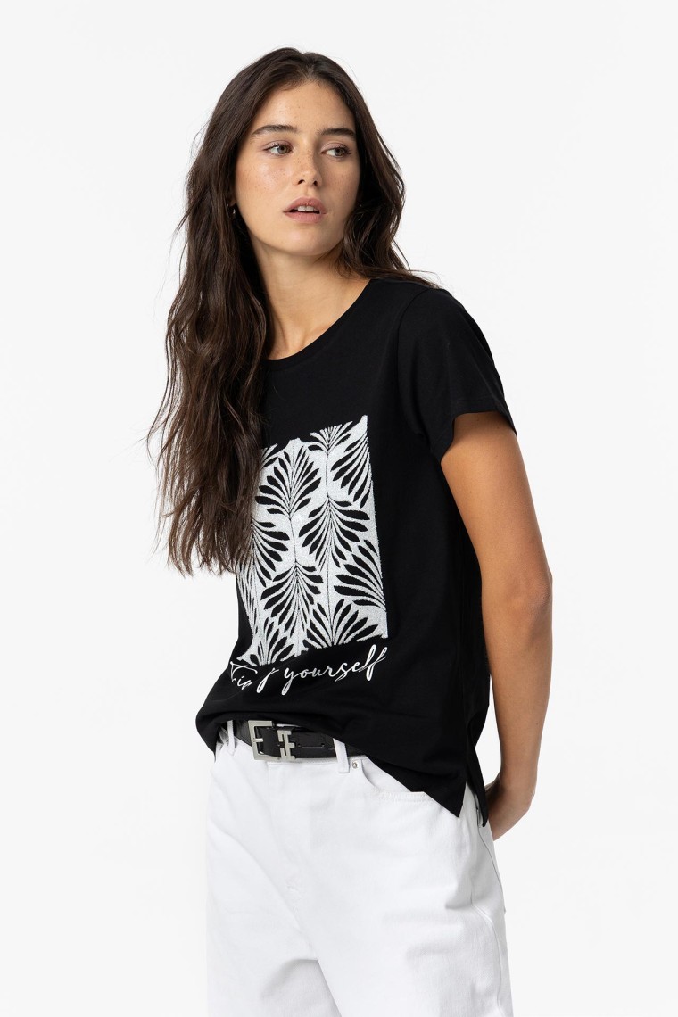 T-Shirt Estampado com Relevo