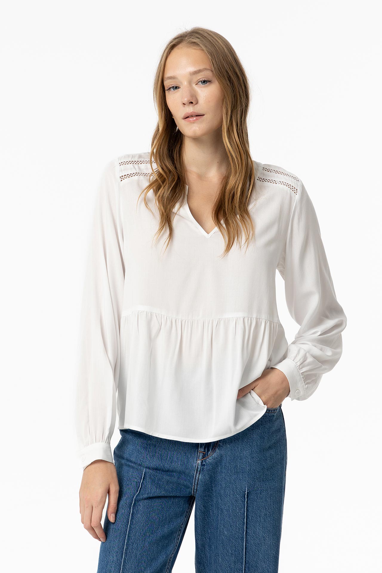 Blusa com Pormenores Abertos