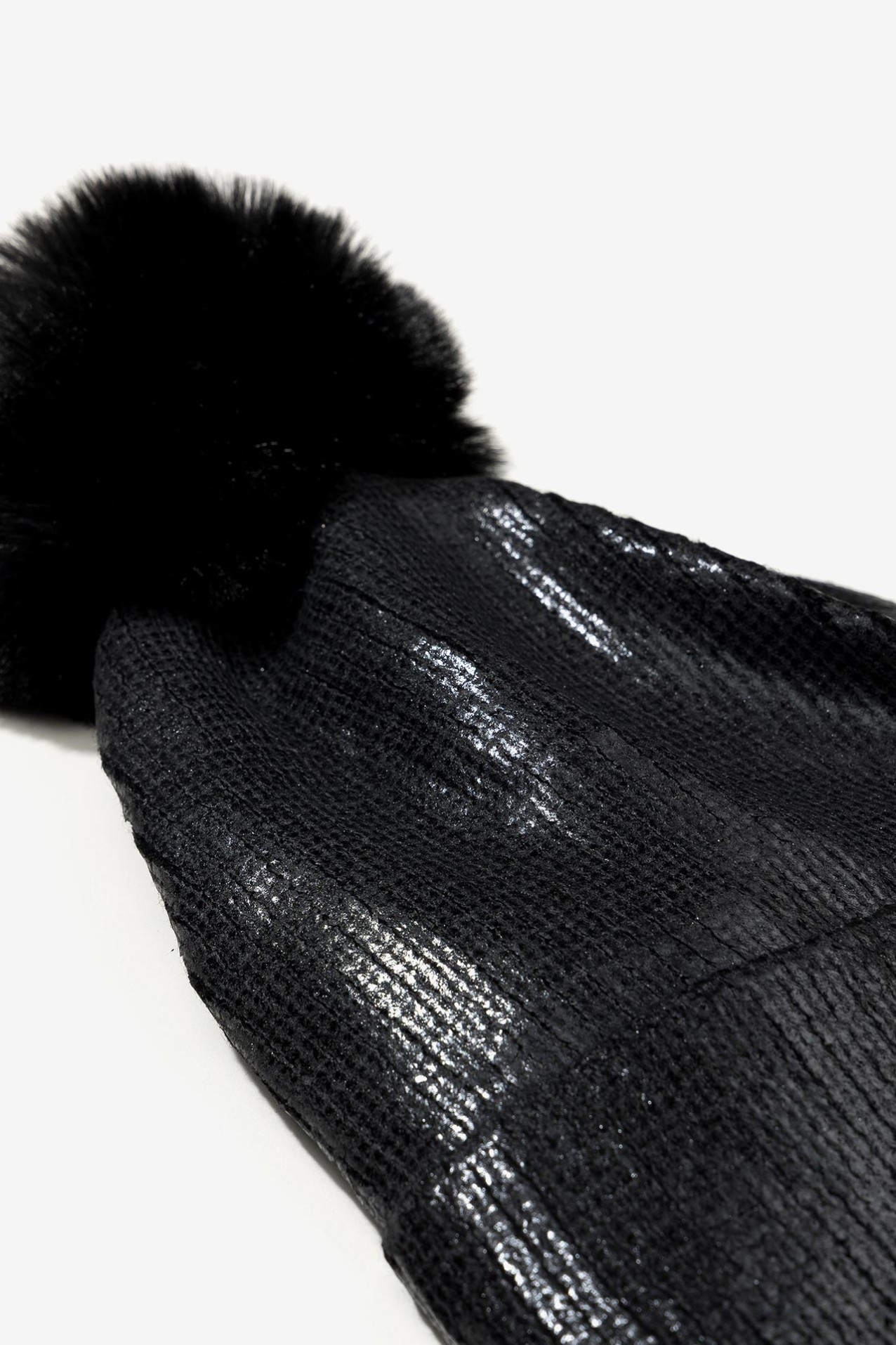 Gorro Metalizado com Pompom