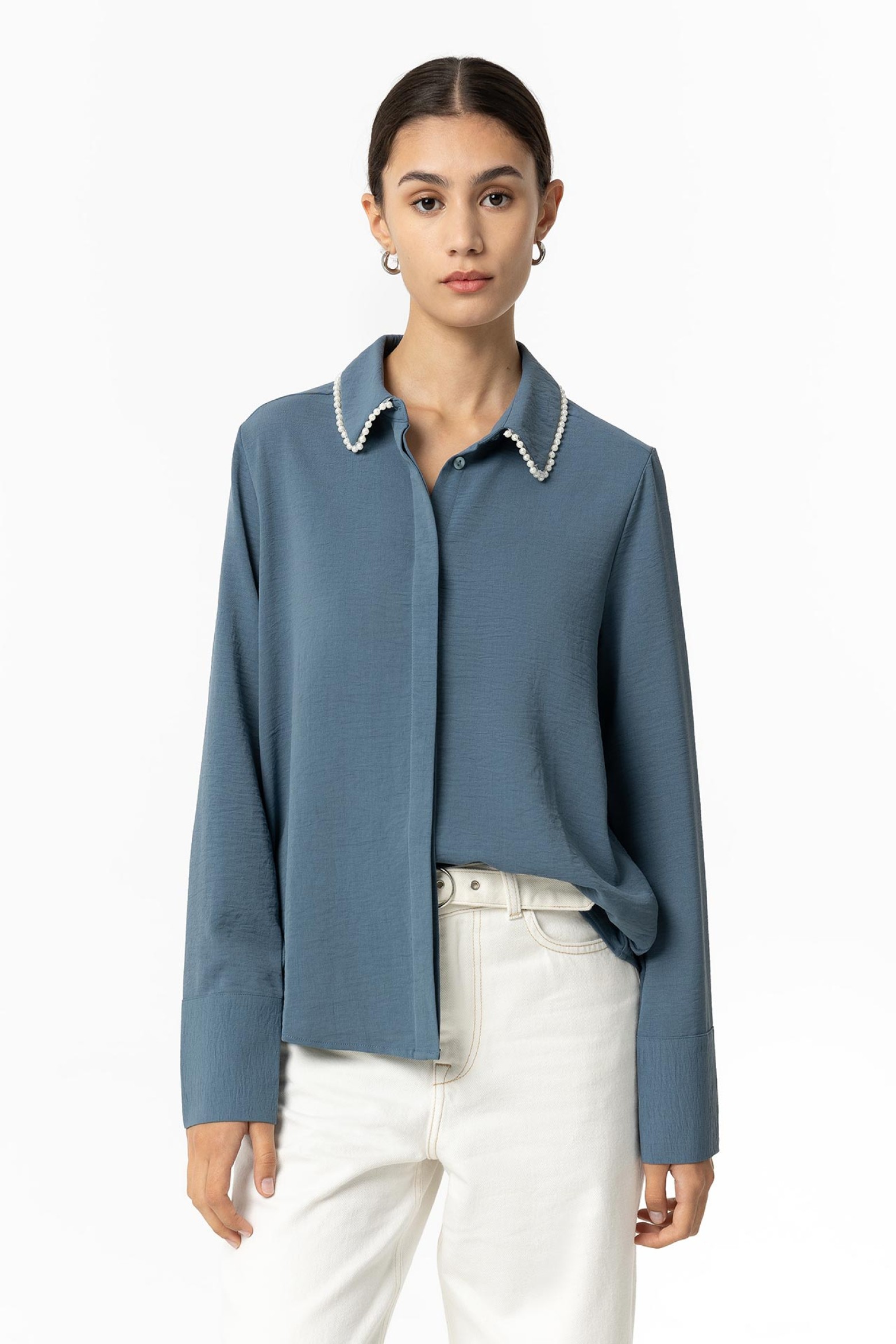 Camisa Satinada con Apliques en la Solapa
