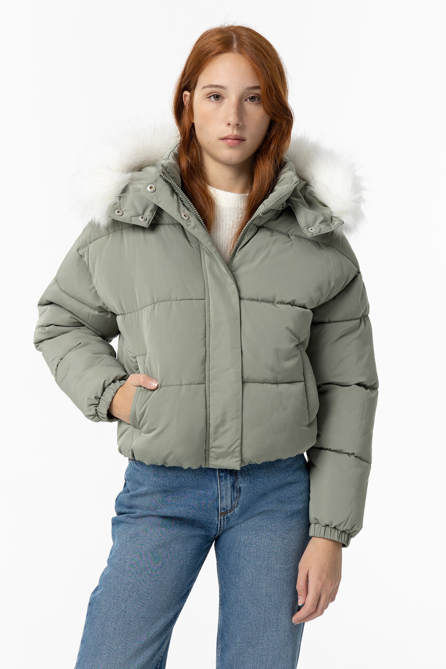 Chaqueta con capucha y piel sinttica