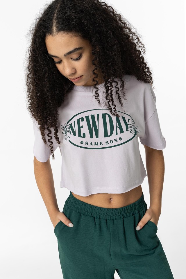 T-shirt Cropped com Estampado Frontal