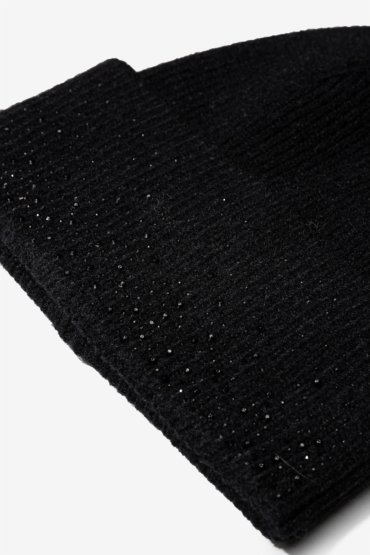 Gorro com Aplicao de Brilhantes e Pompom