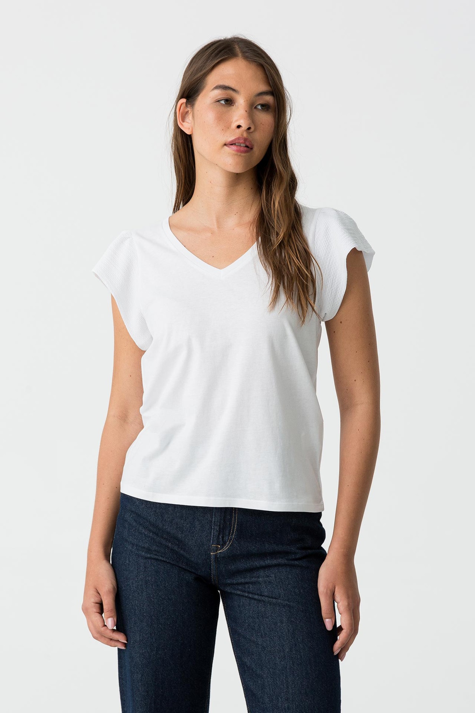 Camiseta con mangas arrugadas