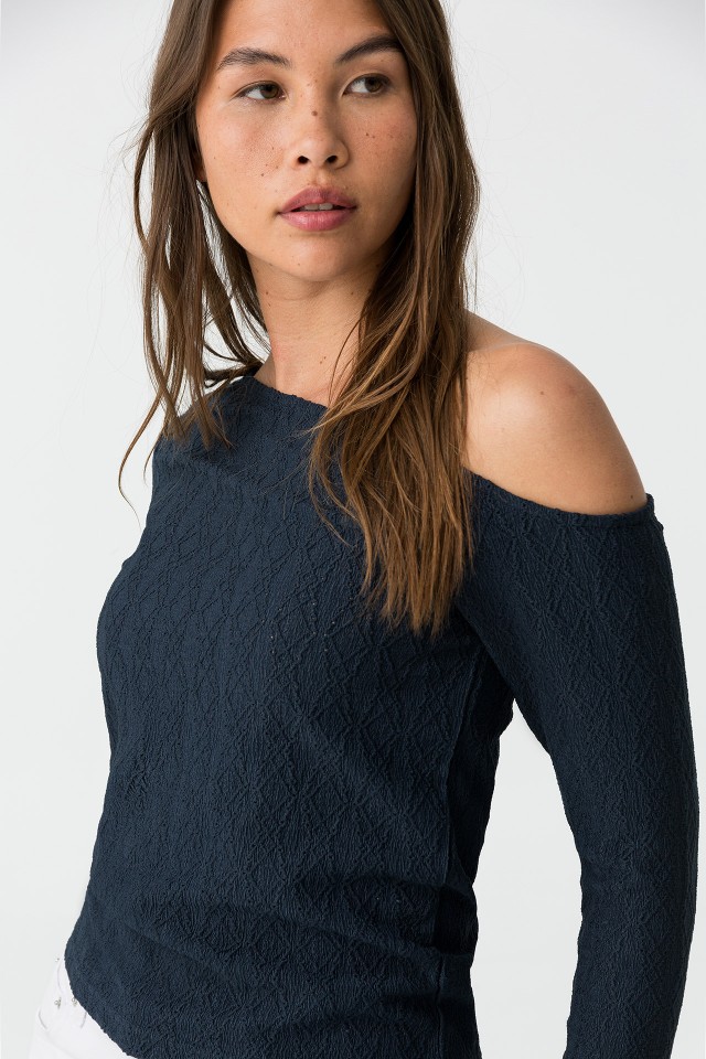 Camiseta con escote asimtrico