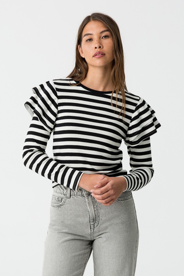 T-shirt with ruffles on the sleeves