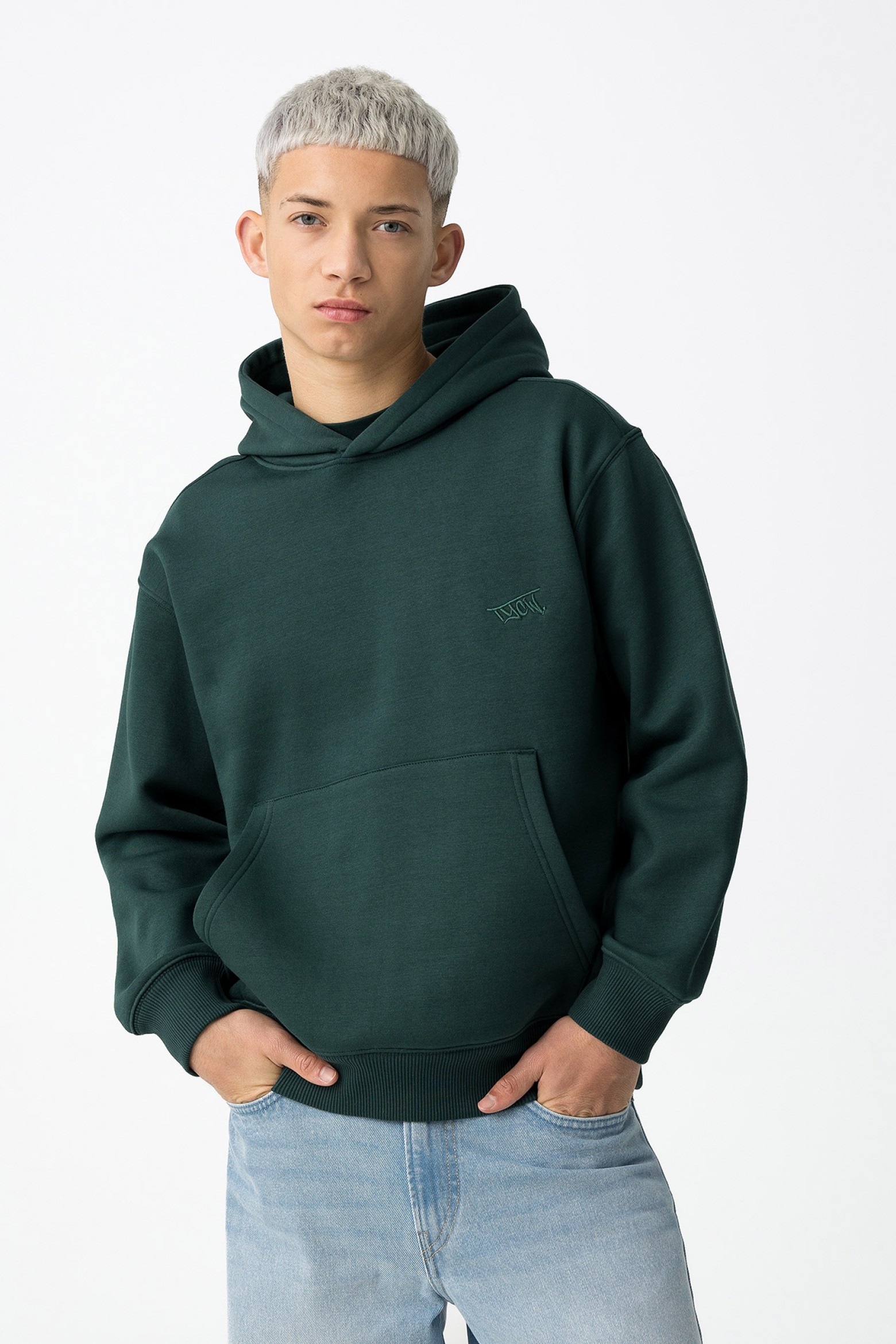 Sudadera con capucha bsica de corte relajado con logotipo bordado