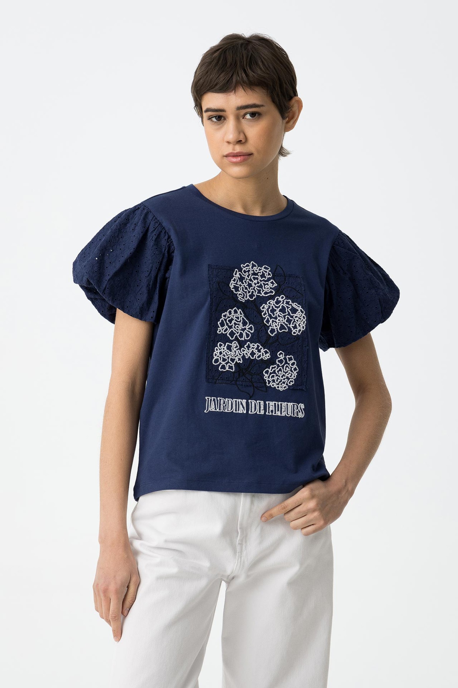 T-shirt Mangas com Bordado