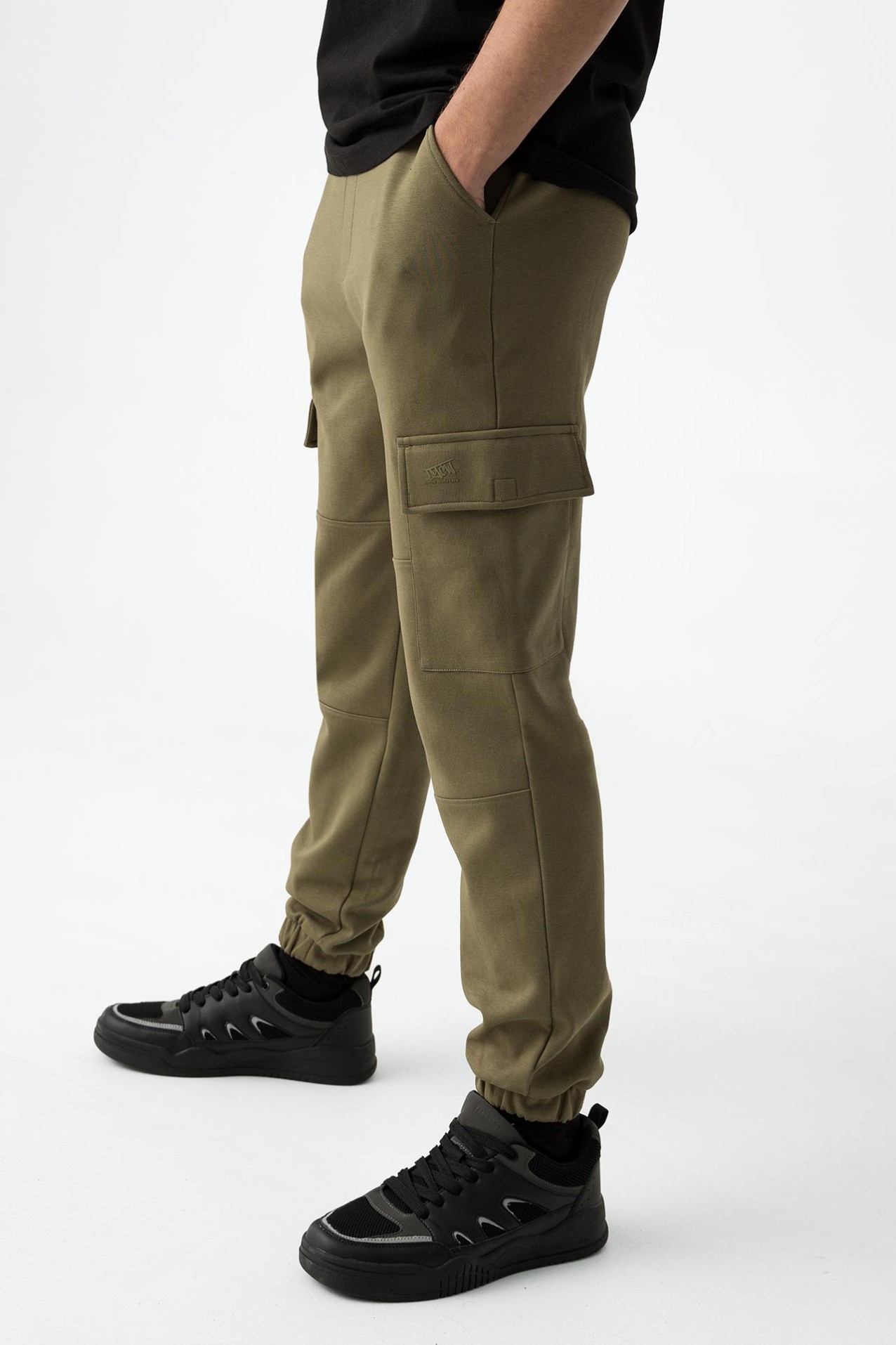 Pantalones cargo con bolsillos