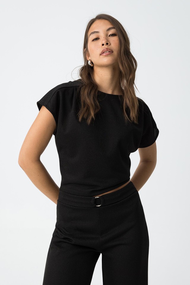 Cropped T-shirt with Detail on the Back