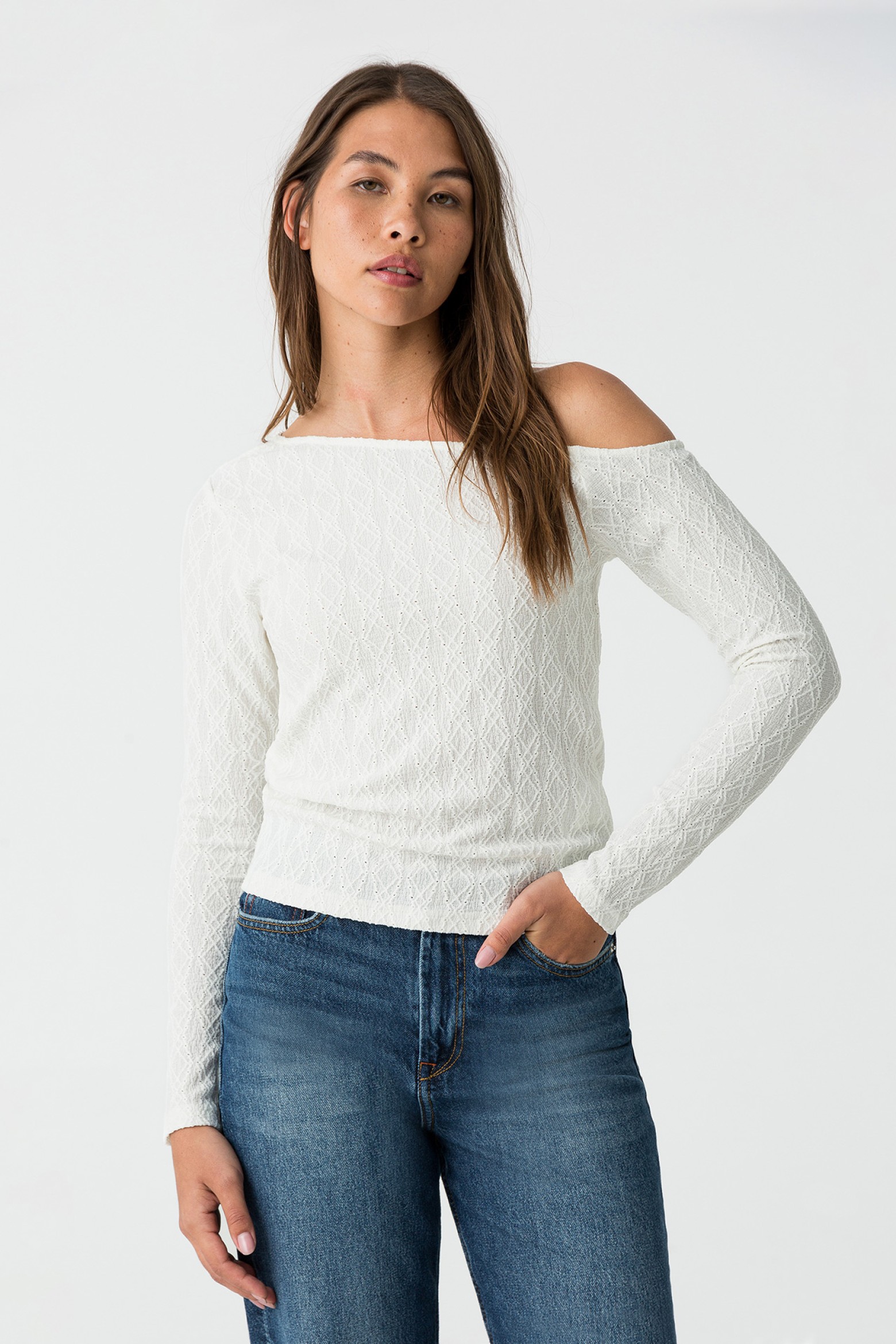 Camiseta con escote asimtrico