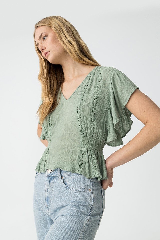 Blusa con Volantes y Encaje