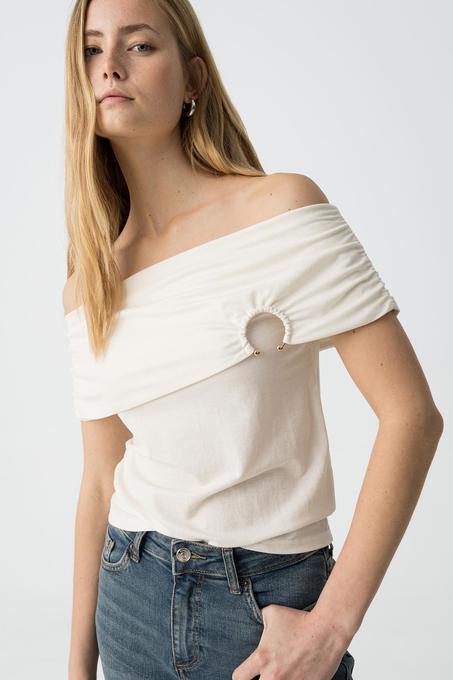 T-shirt elstica com gola bardot