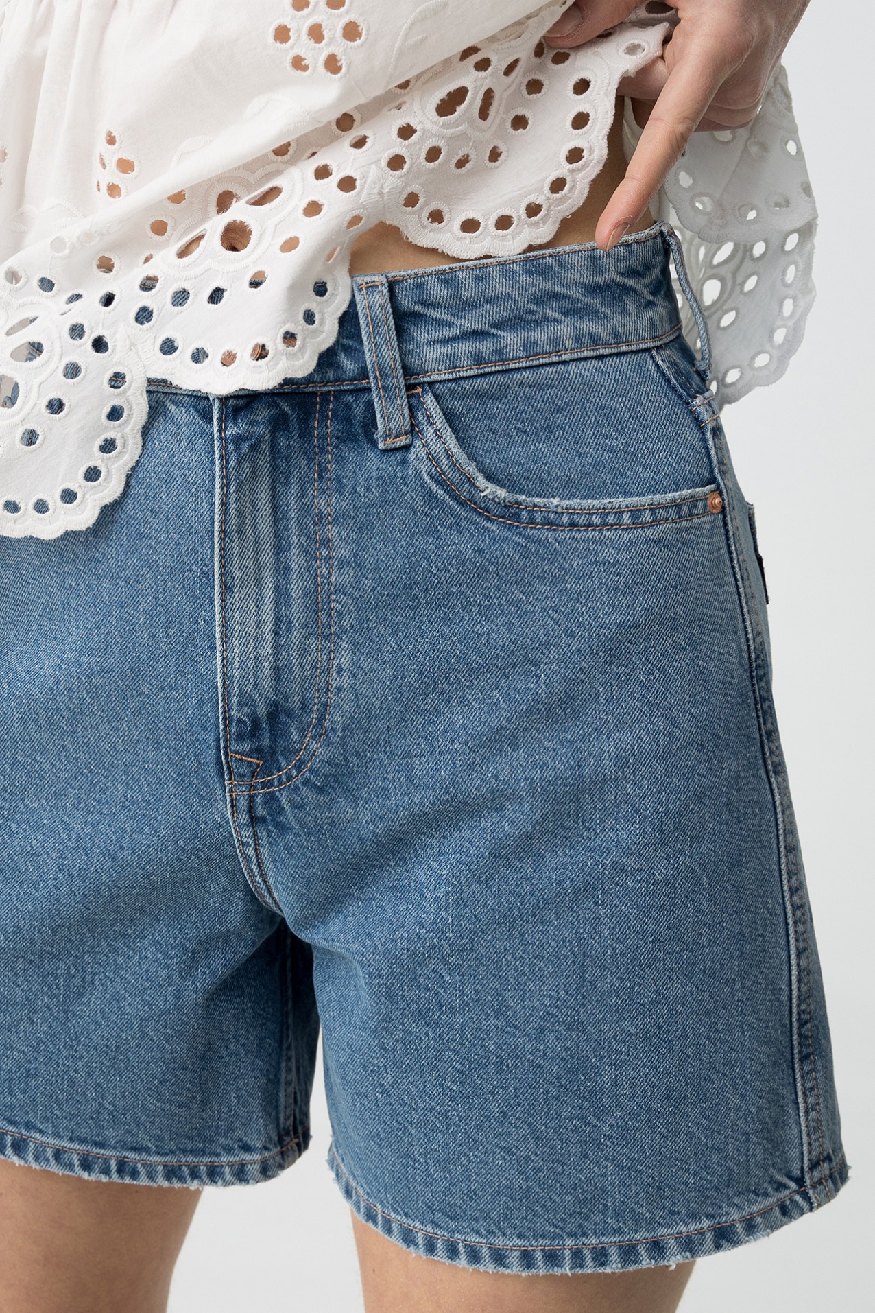 pantalones cortos de mezclilla