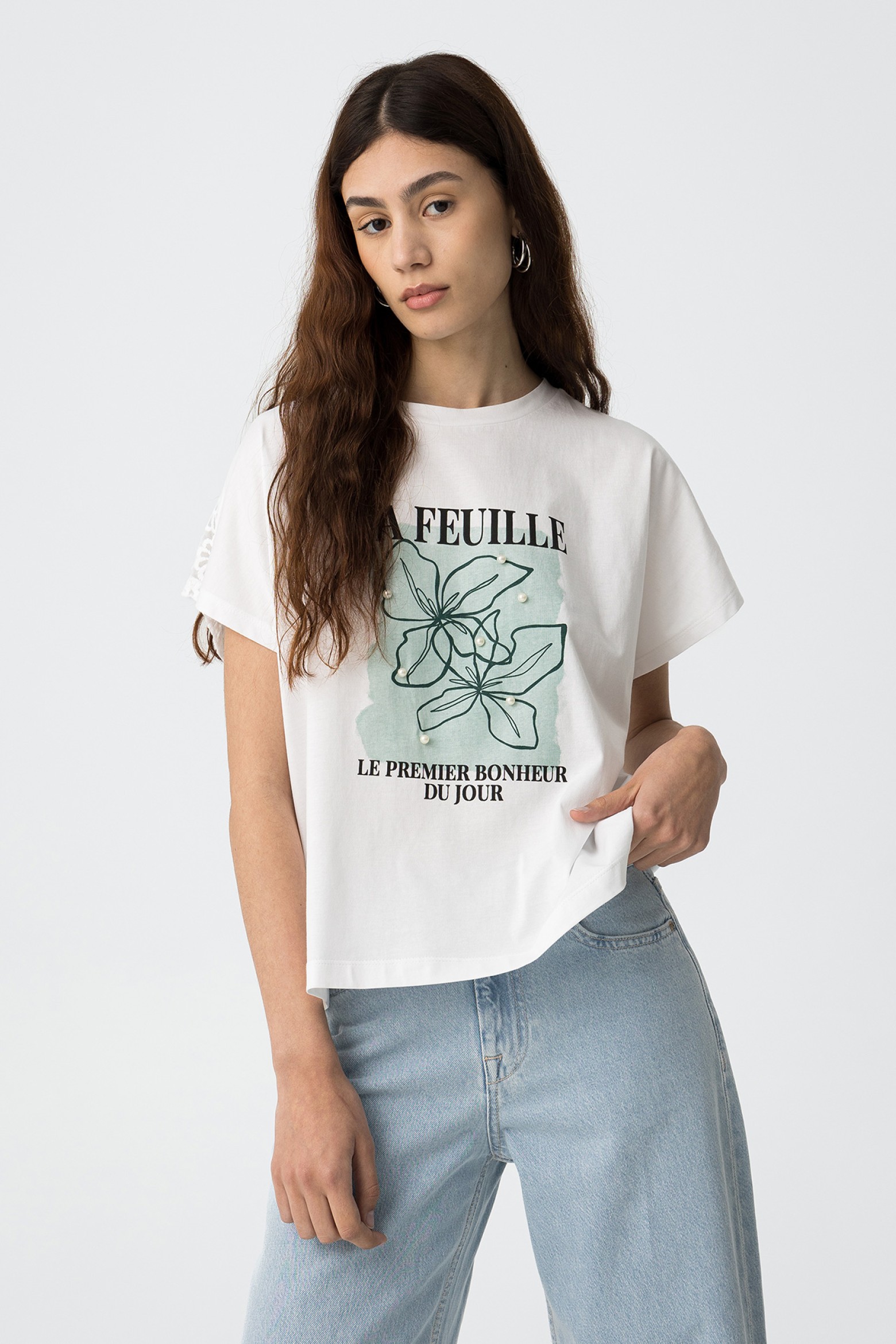 T-shirt com Estampado Frontal e Aplicaes