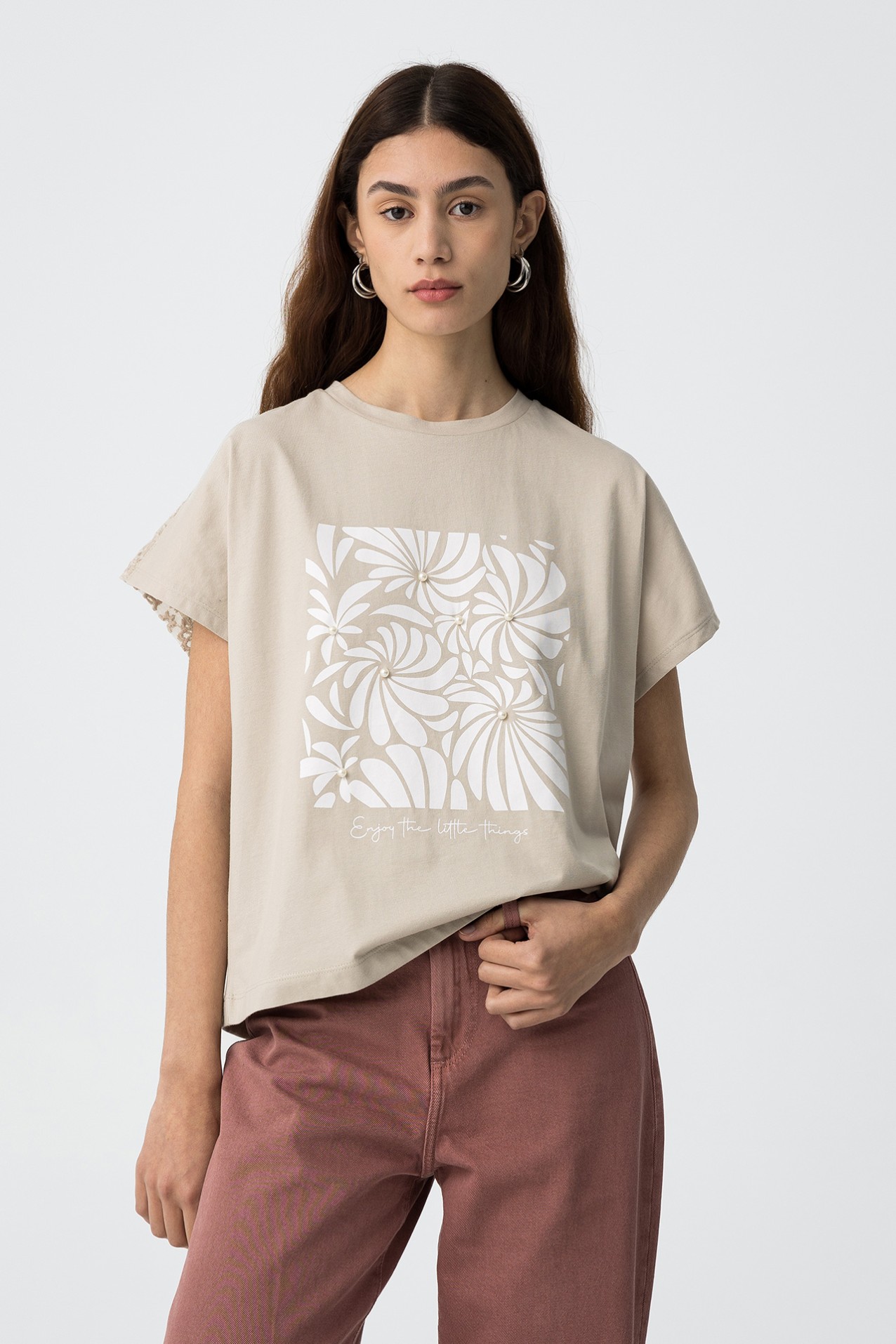 Camiseta con Estampado Frontal y Aplicaciones