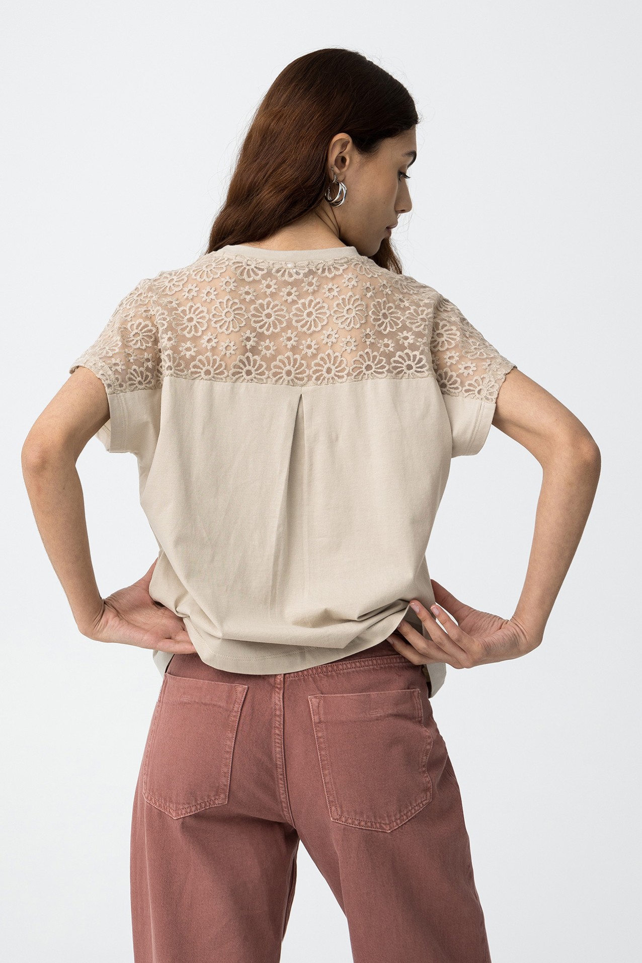 Camiseta con Estampado Frontal y Aplicaciones