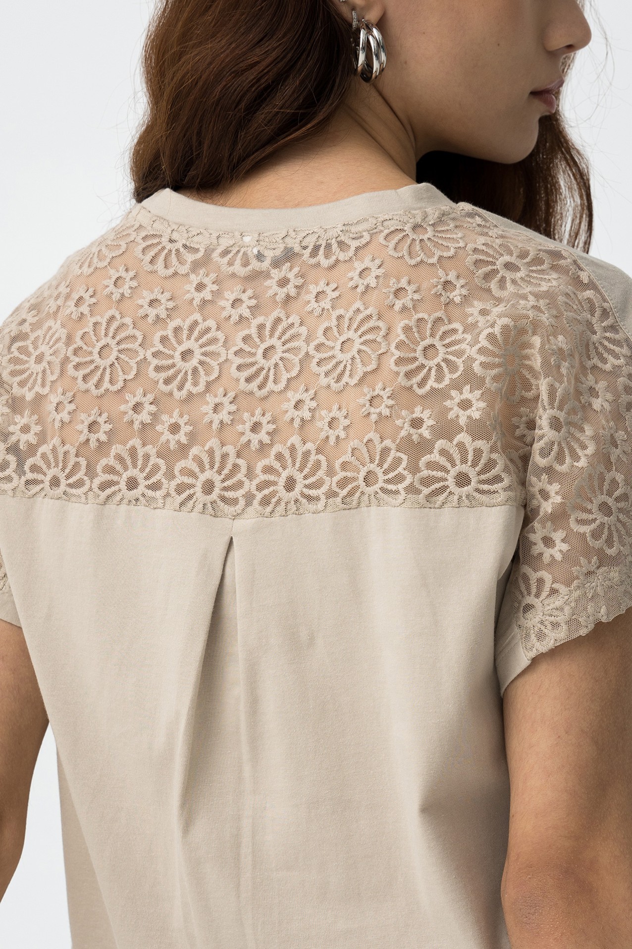 Camiseta con Estampado Frontal y Aplicaciones