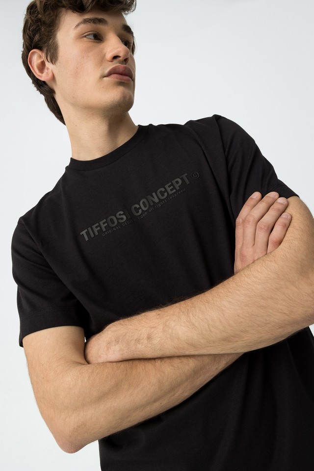 Camiseta con estampado frontal en relieve