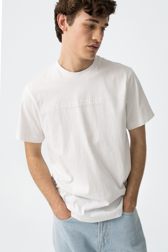 Camiseta con estampado frontal en relieve