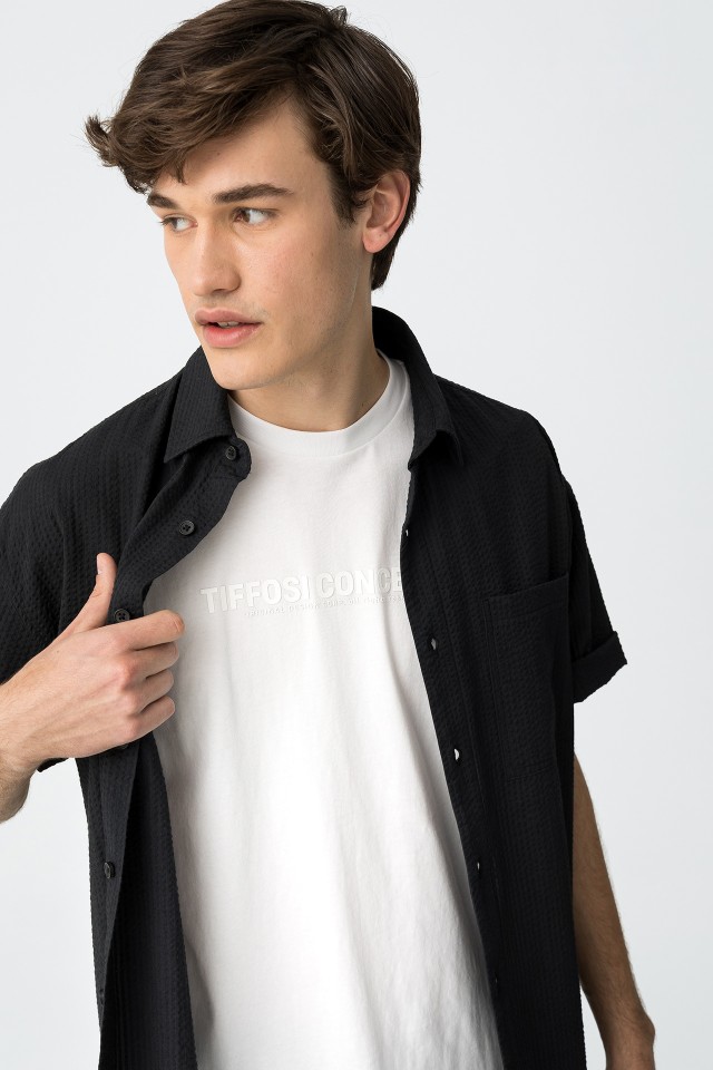 Camiseta con estampado frontal en relieve
