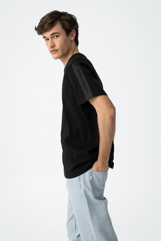 T-shirt com Estampado do Mesmo Tom