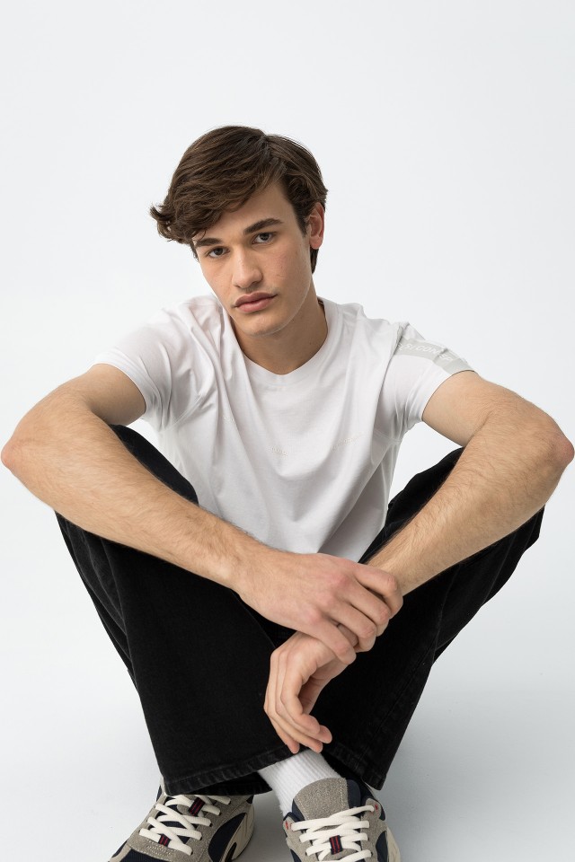 T-shirt com Estampado do Mesmo Tom