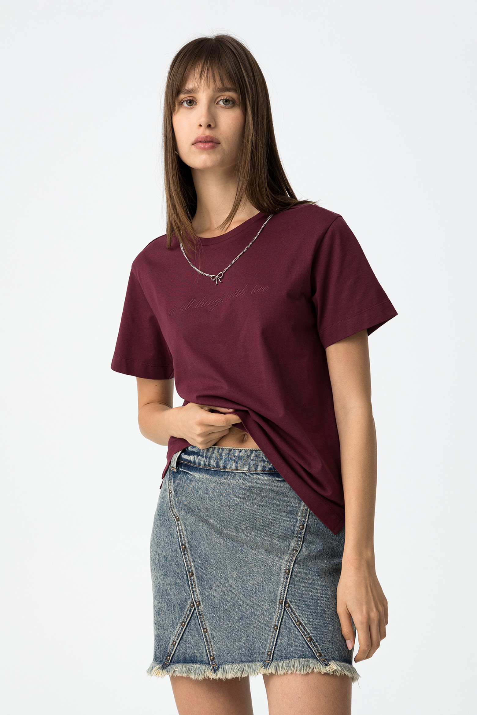 Camiseta con bordados y apliques