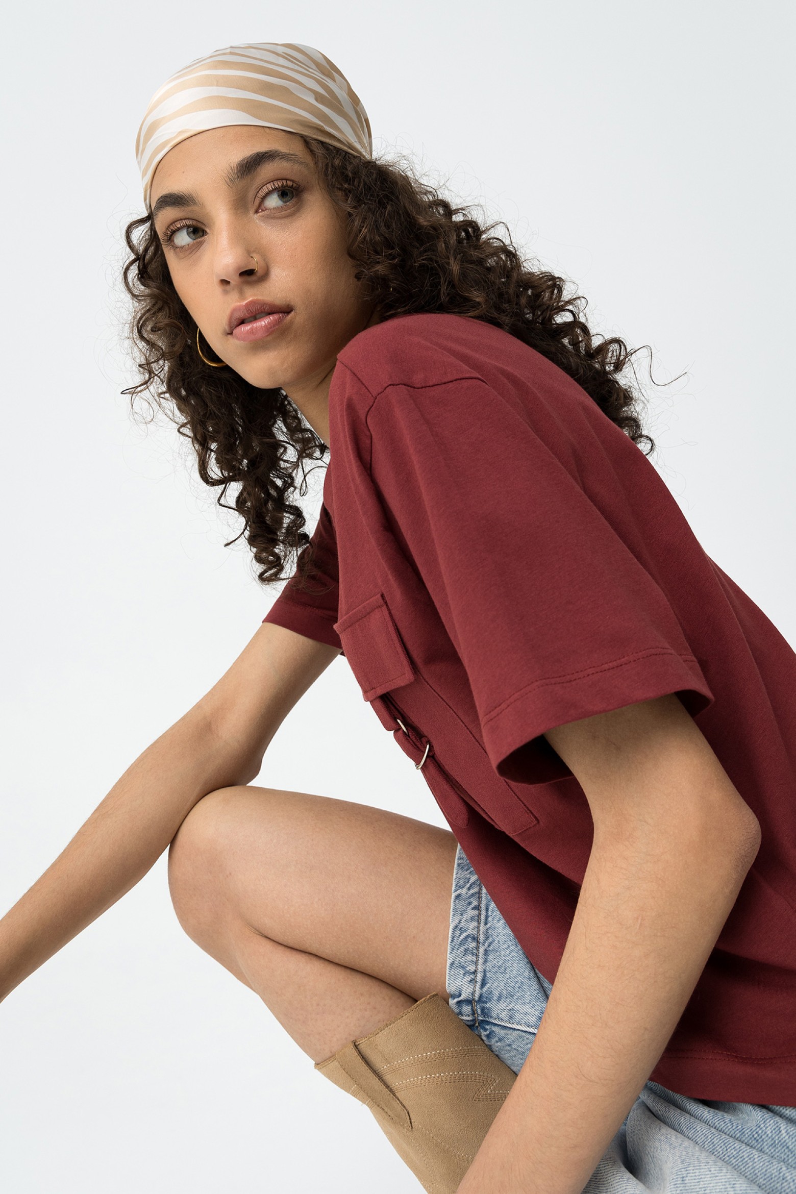 T-shirt Relaxed Fit com Bolso e Fivela