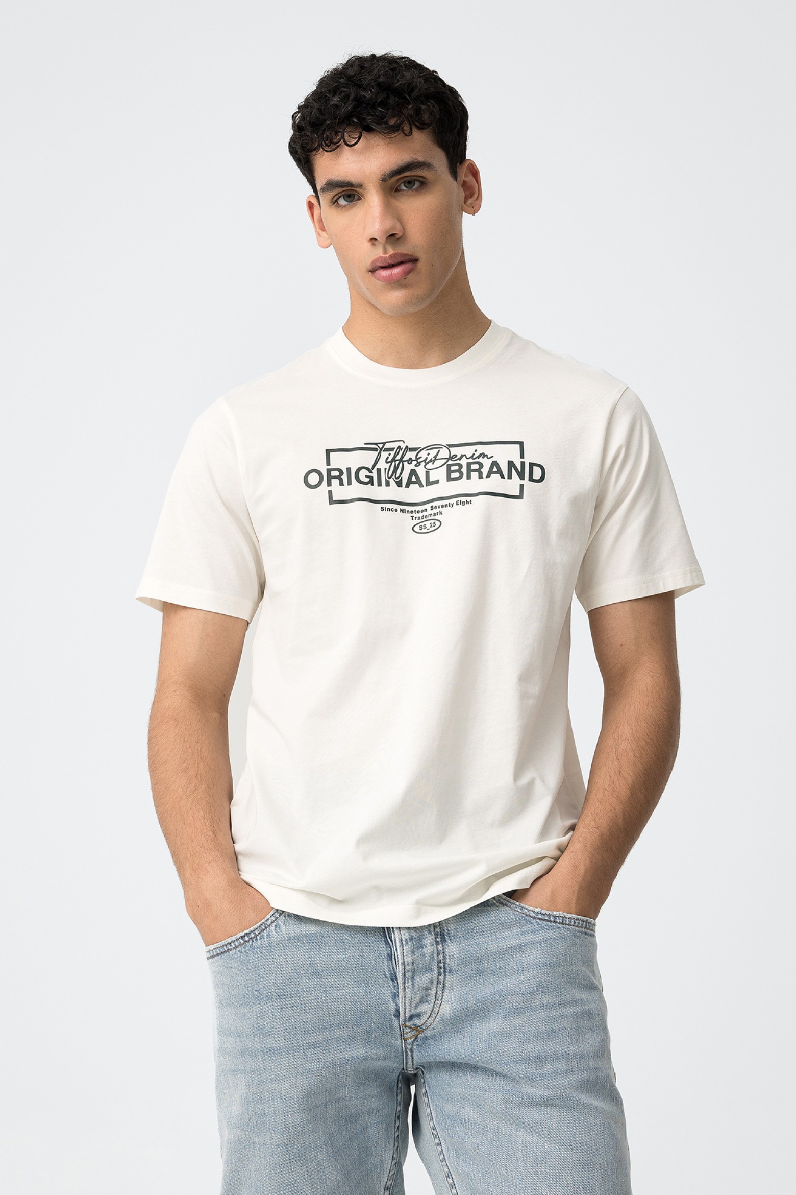 Camiseta con Estampado Frontal con Volumen