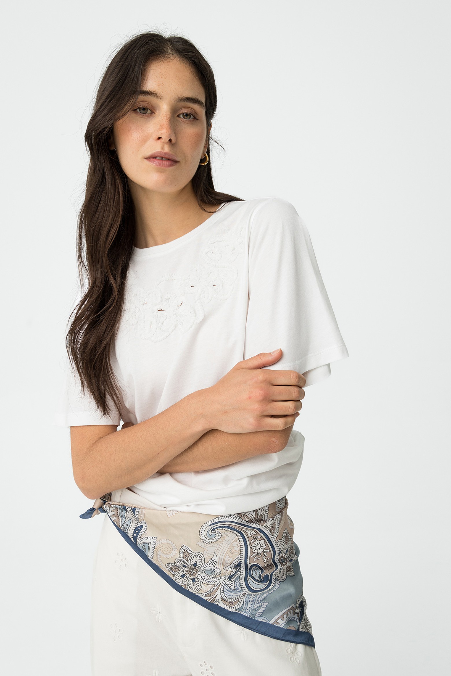 T-Shirt Perfurada com Bordado Floral