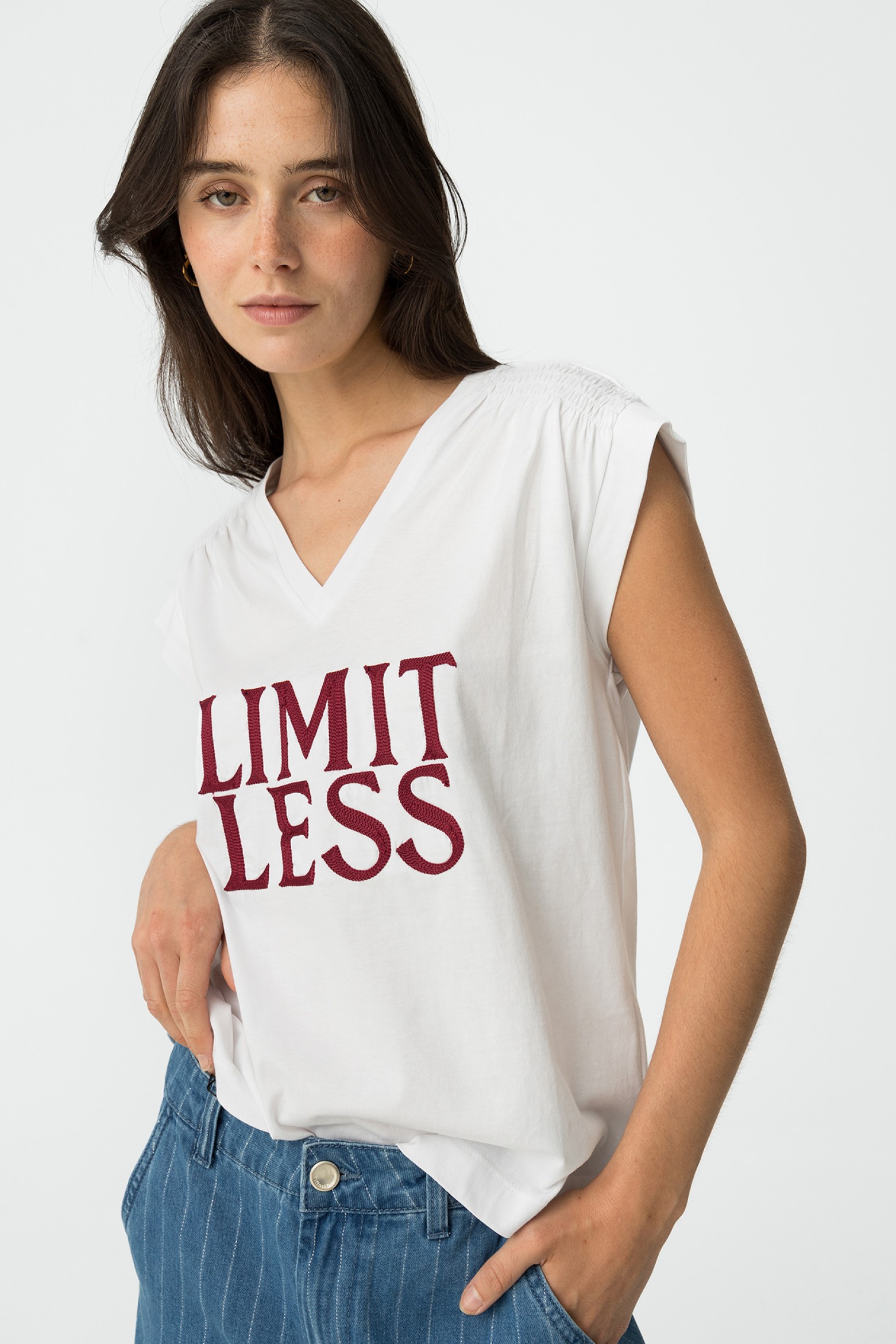 T-shirt com Bordado Frontal e Franzido