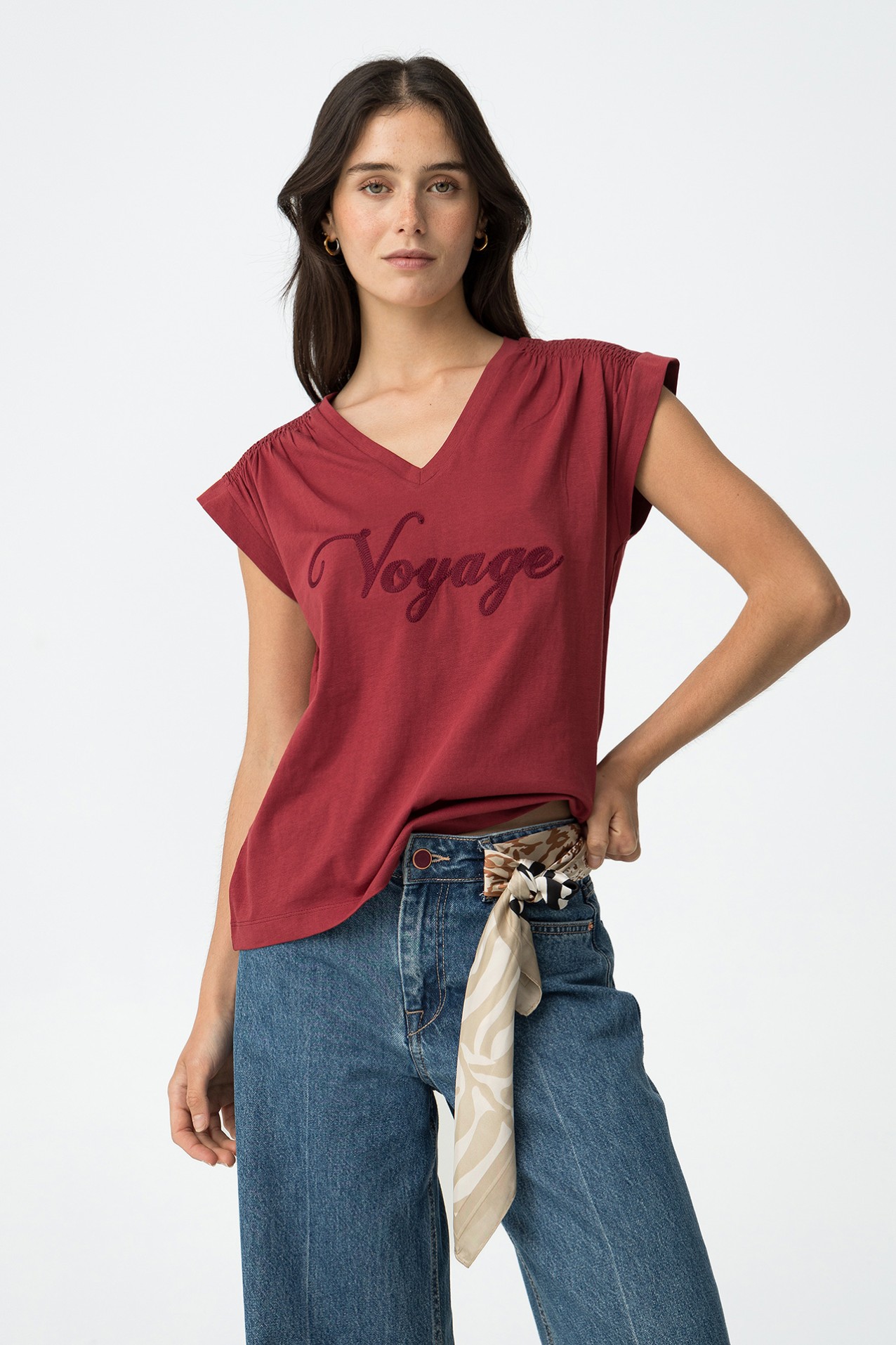 Camiseta con Bordado Delantero y Fruncido