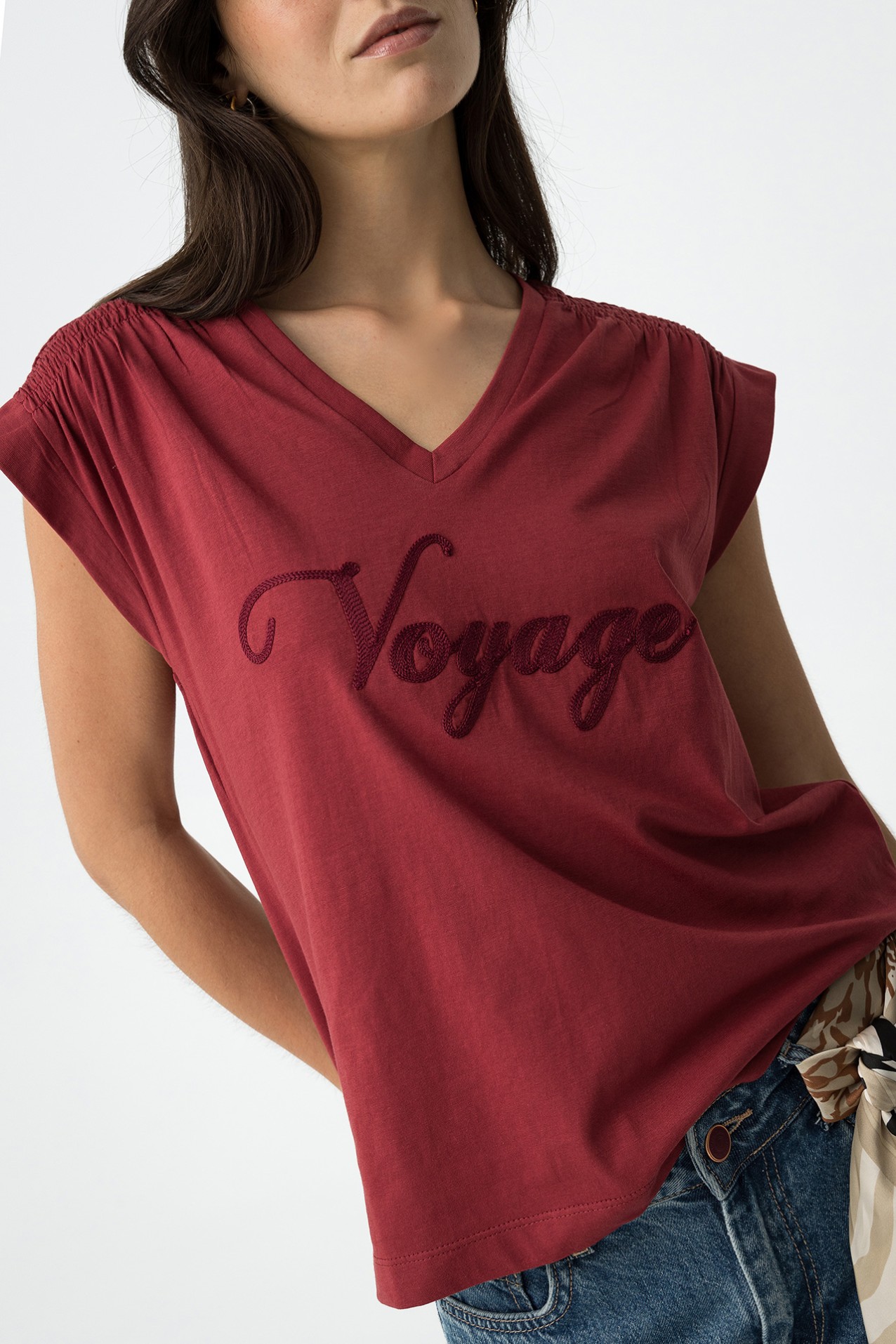 Camiseta con Bordado Delantero y Fruncido