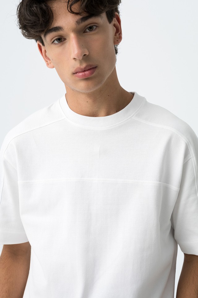 T-shirt com Estrutura e Costura