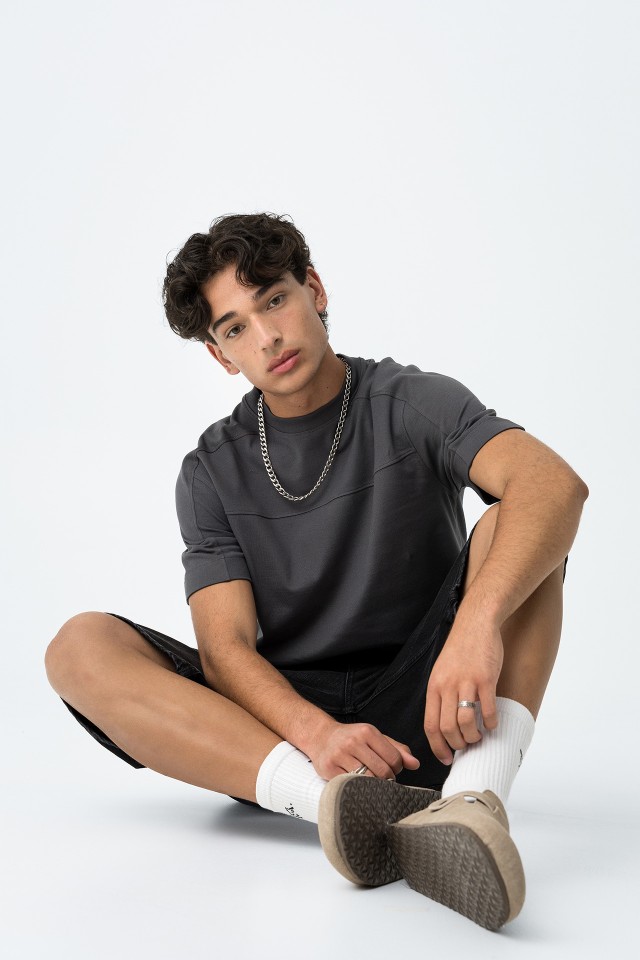 T-shirt com Estrutura e Costura