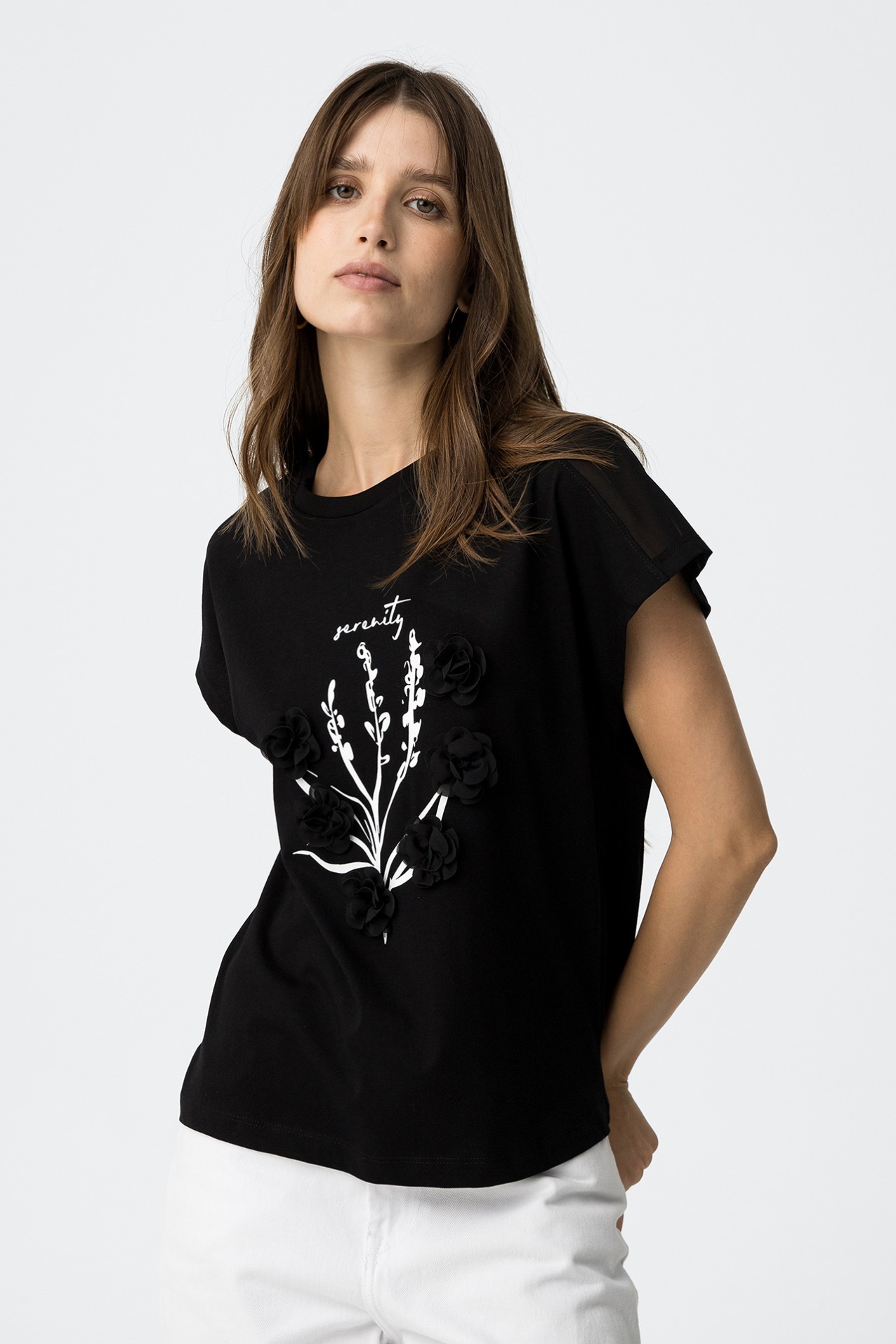 T-shirt com Aplicao e Bordado Frontal