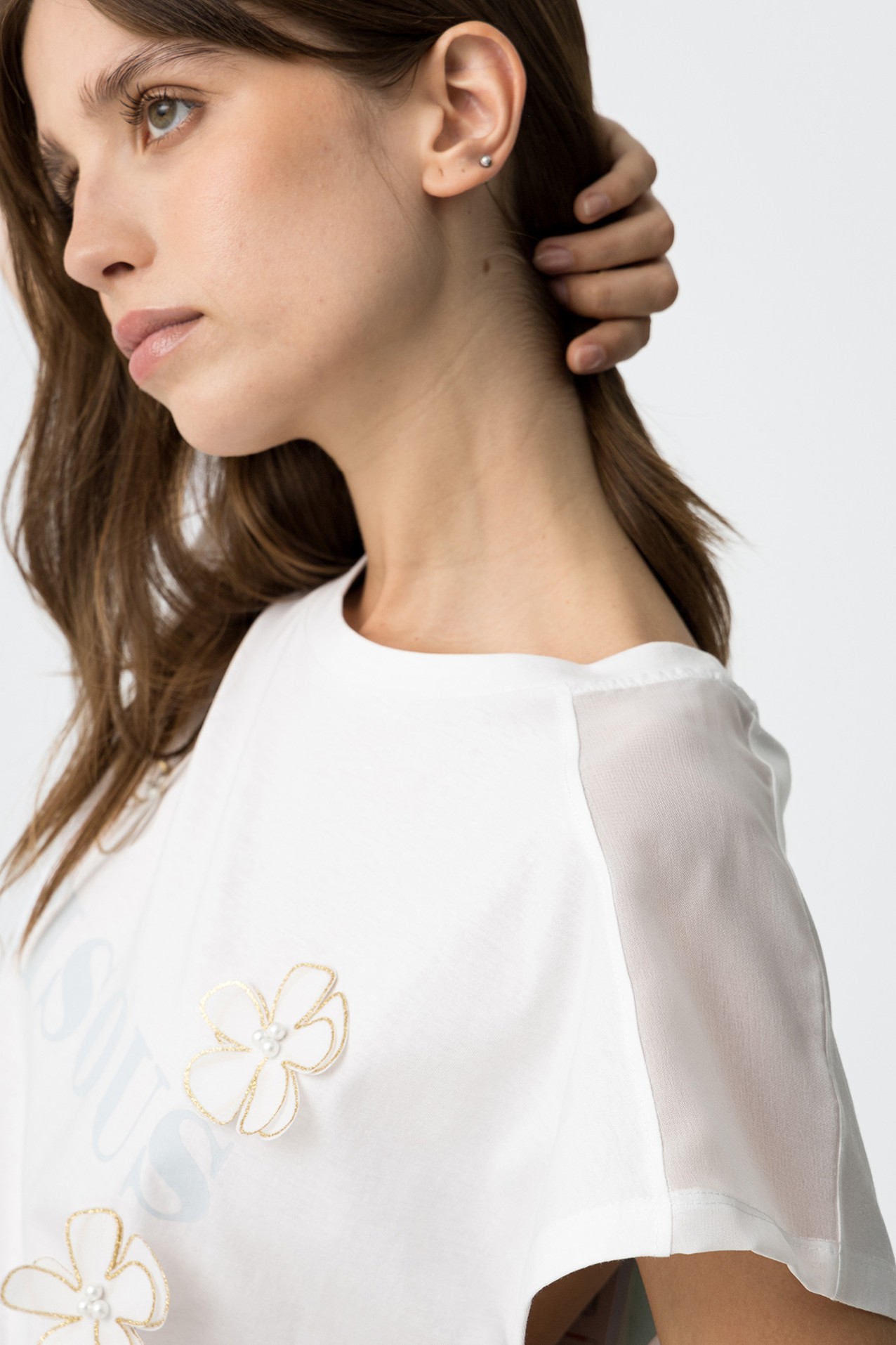 T-shirt com Aplicao e Bordado Frontal