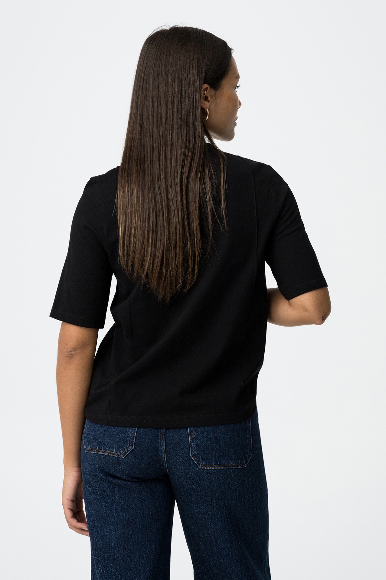 Camiseta negra con bordado