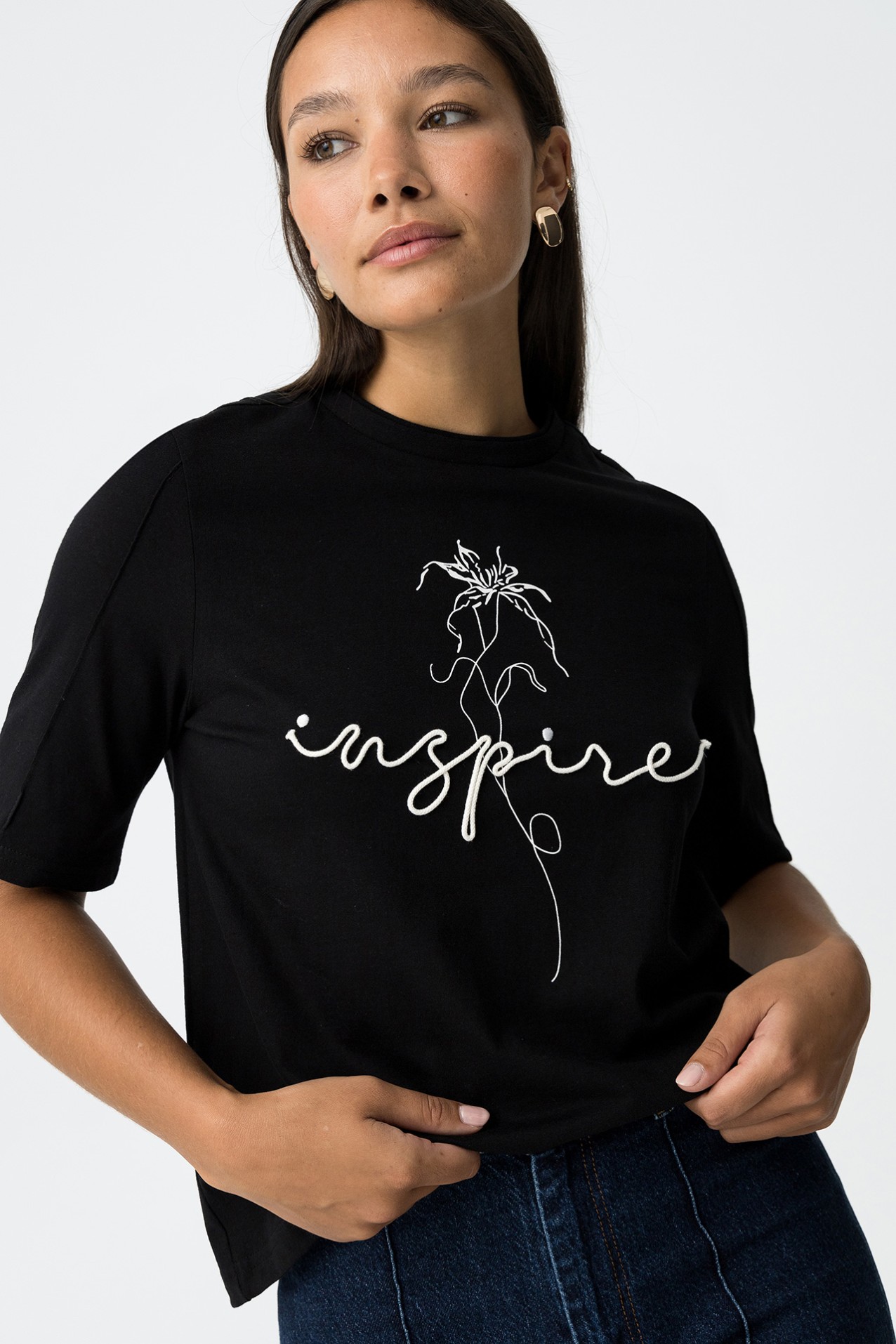 Camiseta negra con bordado