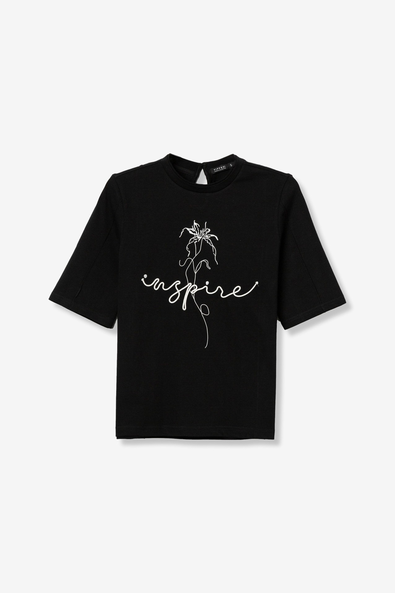 Camiseta negra con bordado