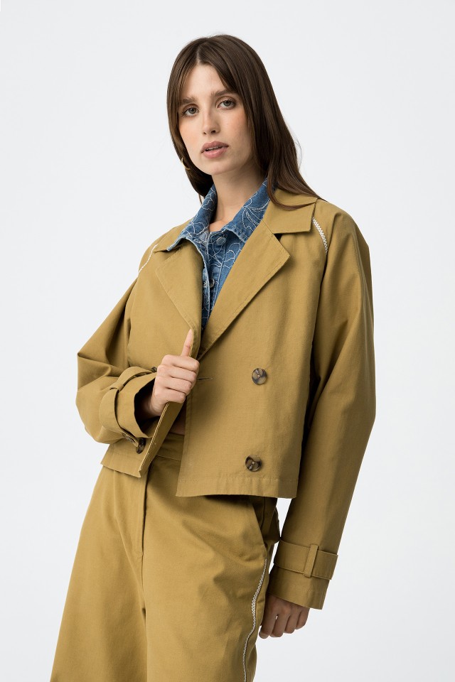 Trench Corto Fluido con Detalle de Costura