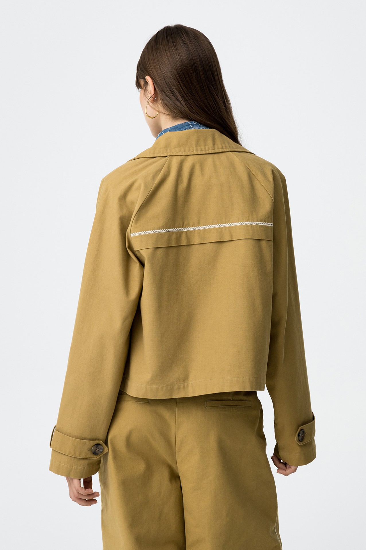 Trench Corto Fluido con Detalle de Costura