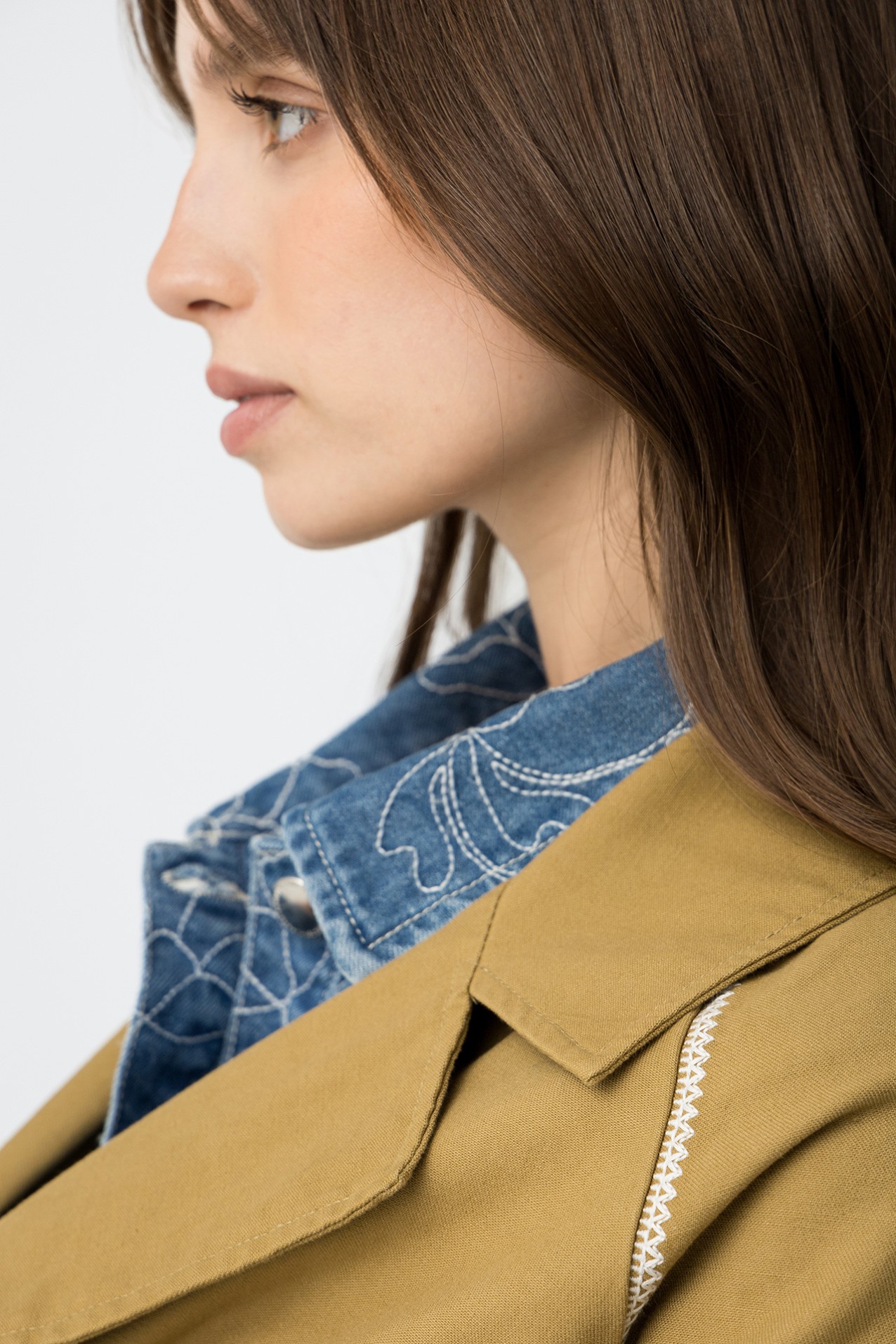 Trench Corto Fluido con Detalle de Costura