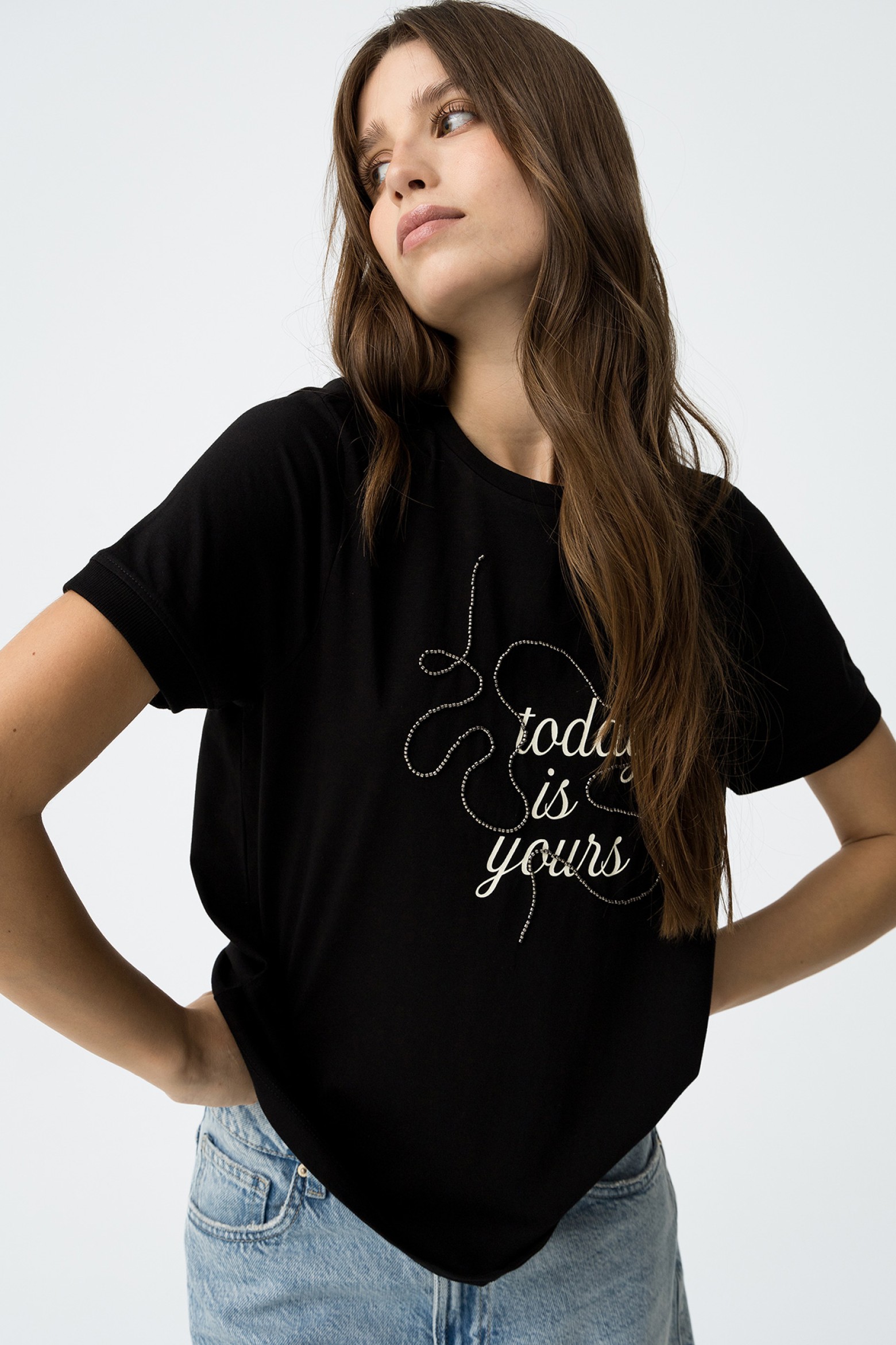 Camiseta con Estampado Frontal y Aplicaciones