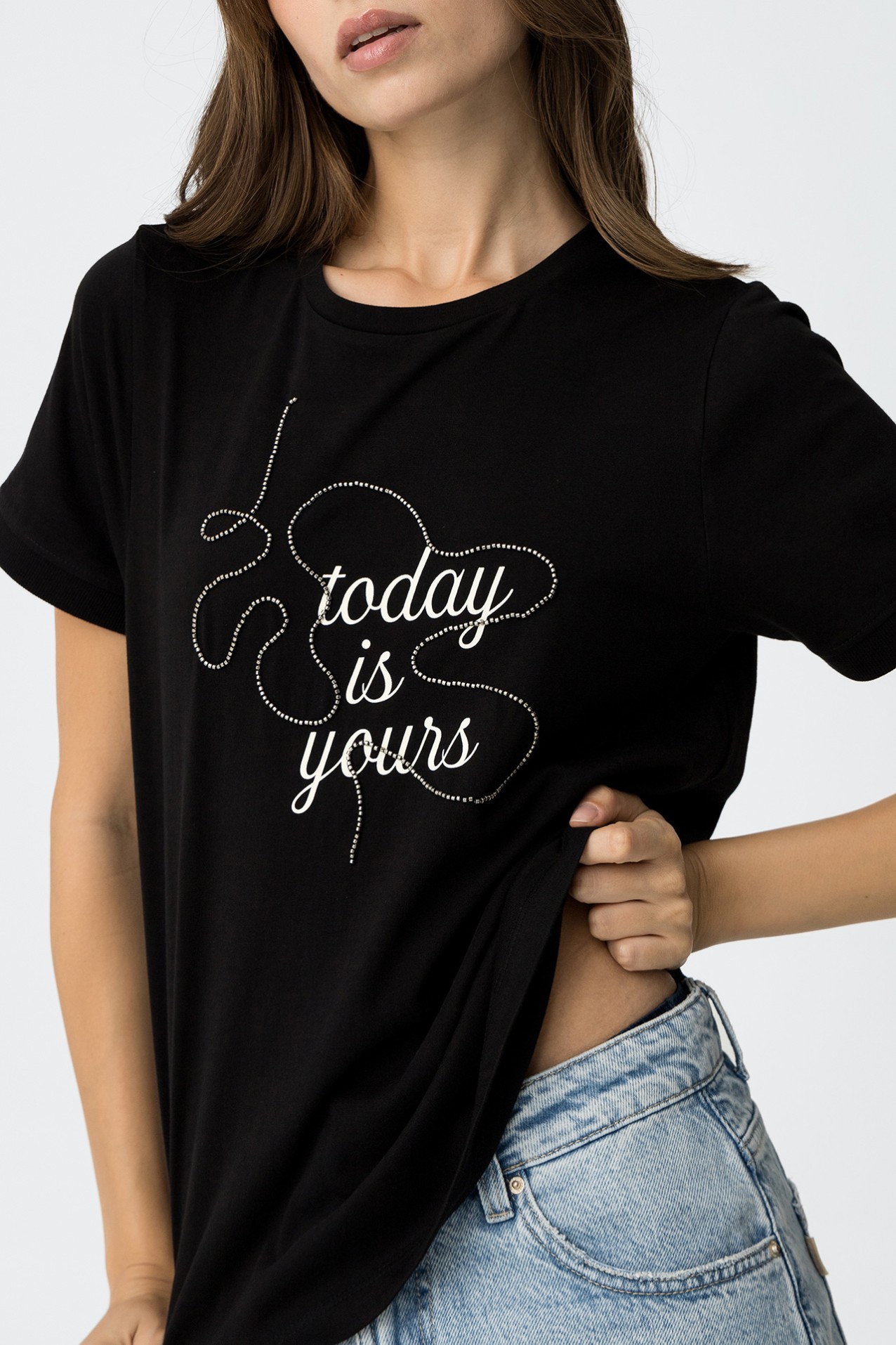 Camiseta con Estampado Frontal y Aplicaciones