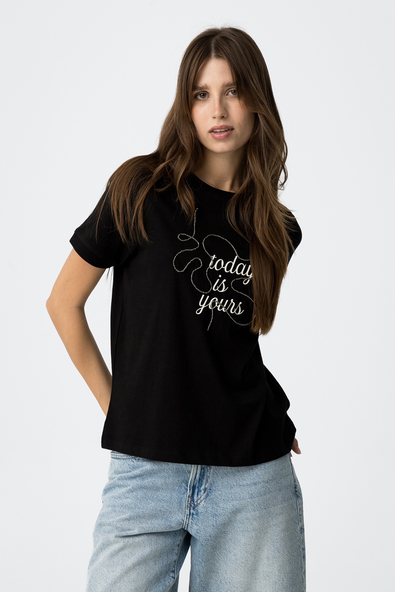 Camiseta con Estampado Frontal y Aplicaciones