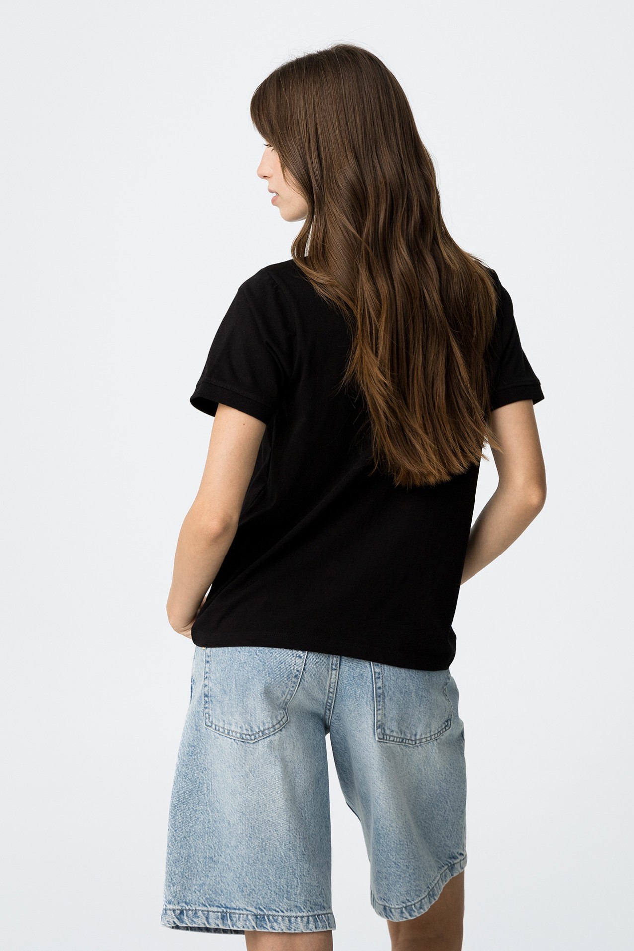 Camiseta con Estampado Frontal y Aplicaciones